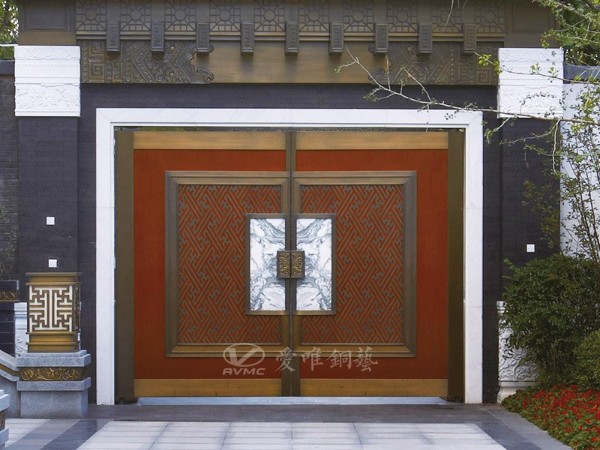 隨著人們的發(fā)展銅門深受現(xiàn)代人的喜愛